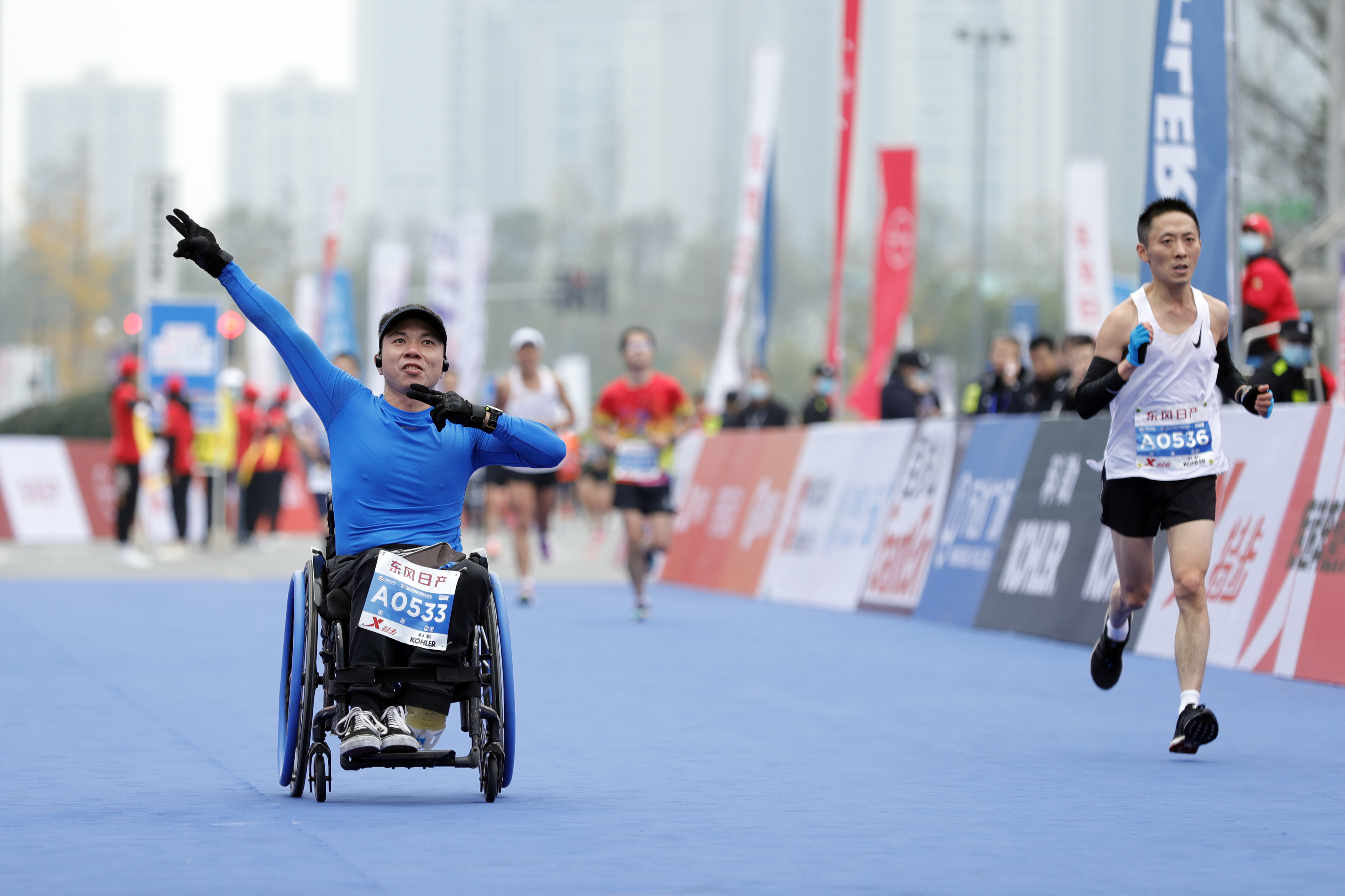 2020成都马拉松:轮椅上的跑者
