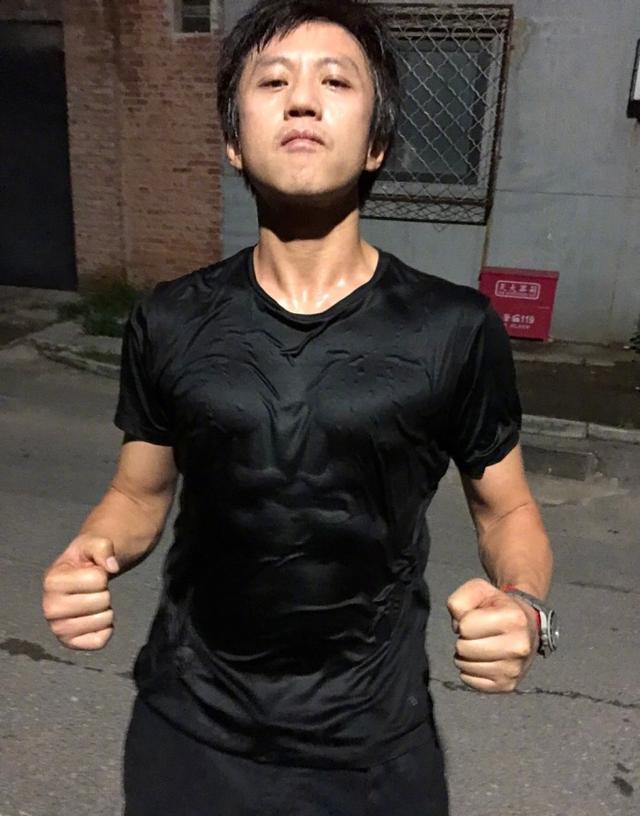 41岁邓超晒"腹肌"照,38岁孙俪秀"倒立",这运动你或许也可以