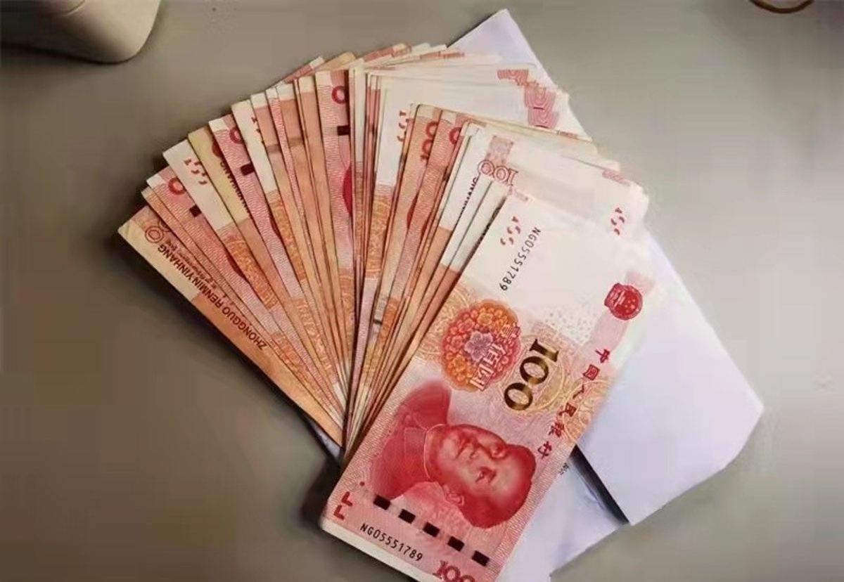 手握3000元现金照片图片