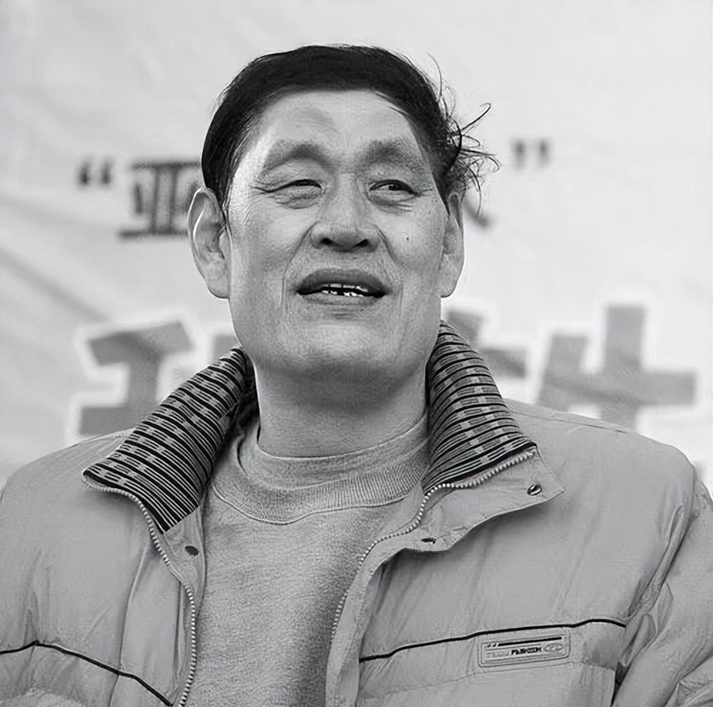 回顾山东巨人穆铁柱身高228米一场篮球赛得80分为何早早离世