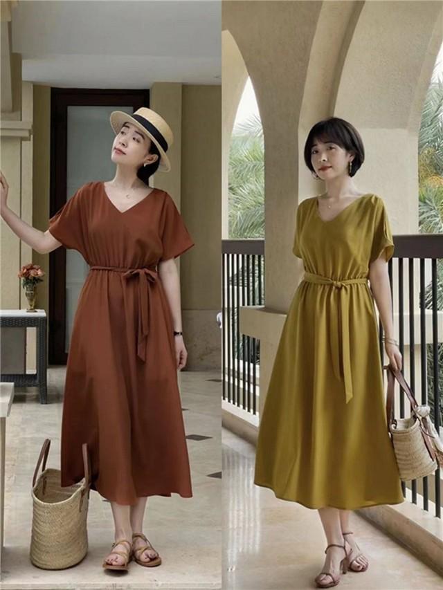 这才是50岁女人夏日该有的穿搭!不穿花裙子,不踩运动鞋,太美了