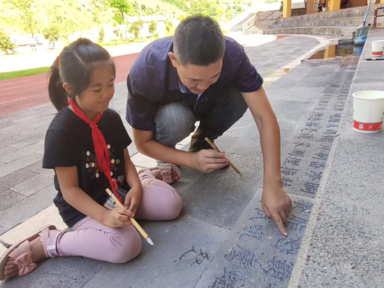 热点|云南怒江一石阶上被刻了1700多个汉字，这次网友却说好