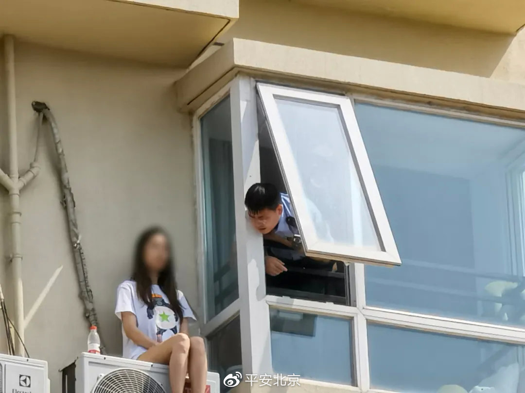 "胖"警官,你探出窗外的样子太帅了!