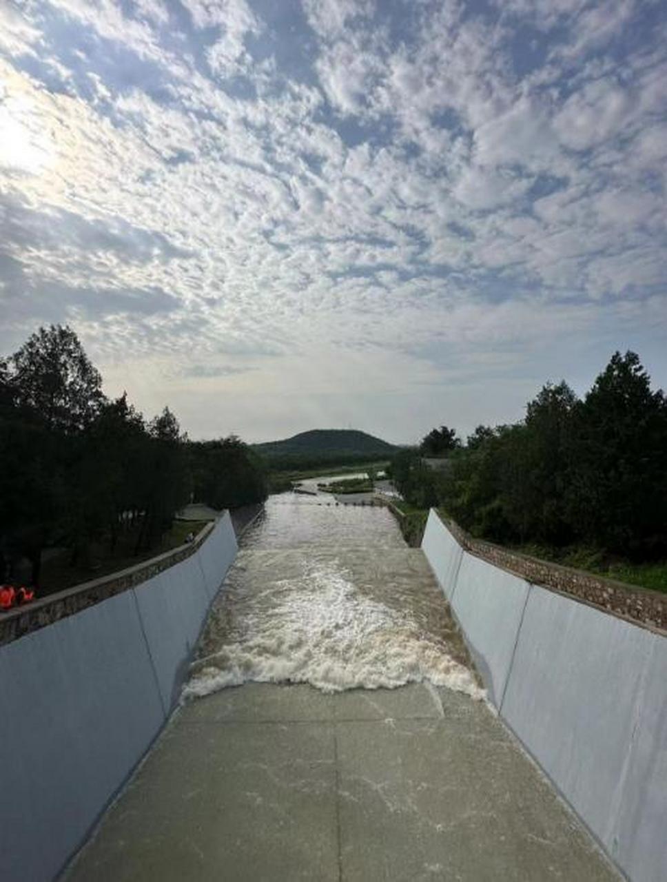 十三陵水库已提闸,怀柔水库泄洪仍继续】记者从市水务局了解到,今天8