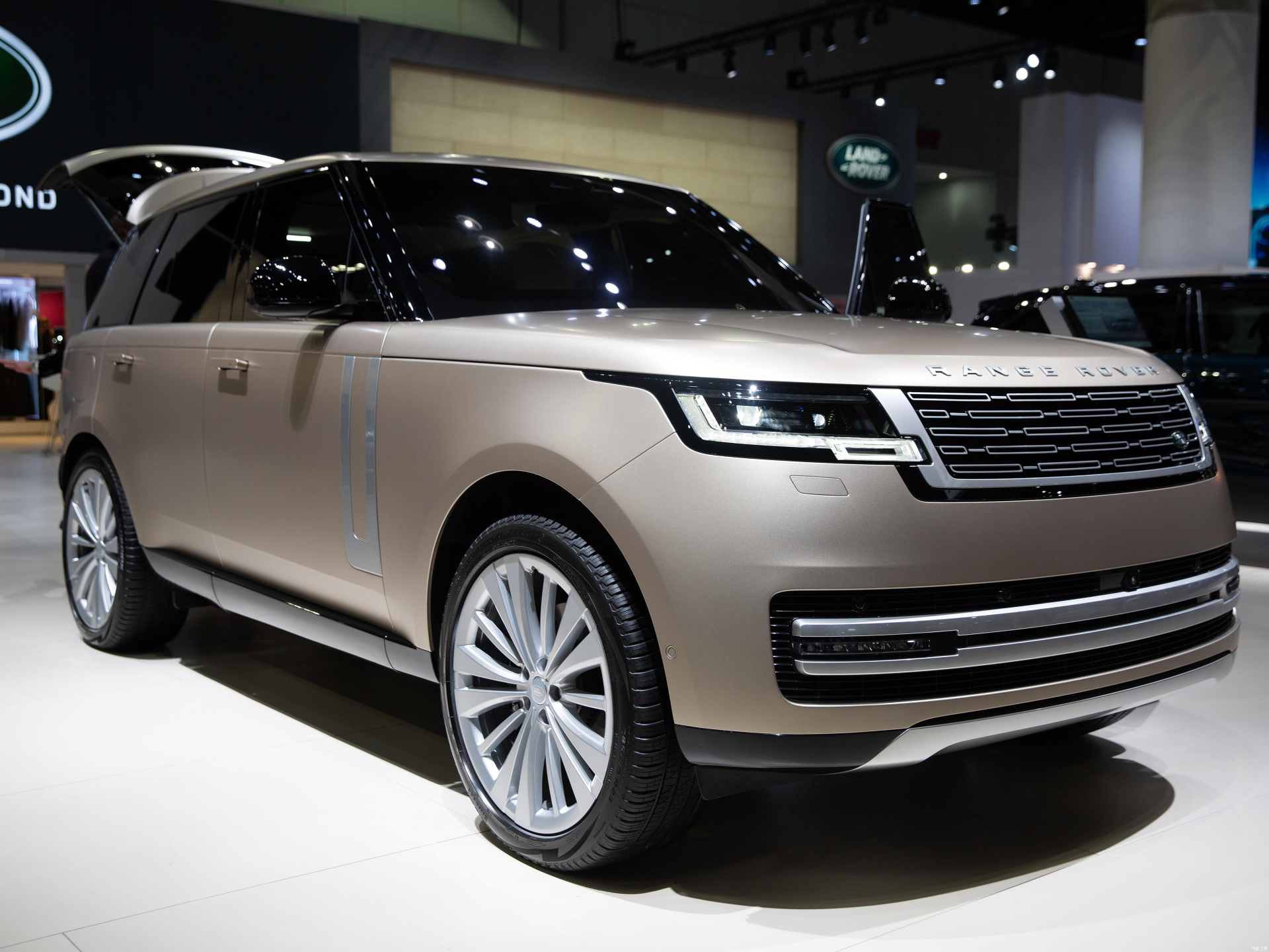 前不久路虎揽胜上市,新车共推出4款车型