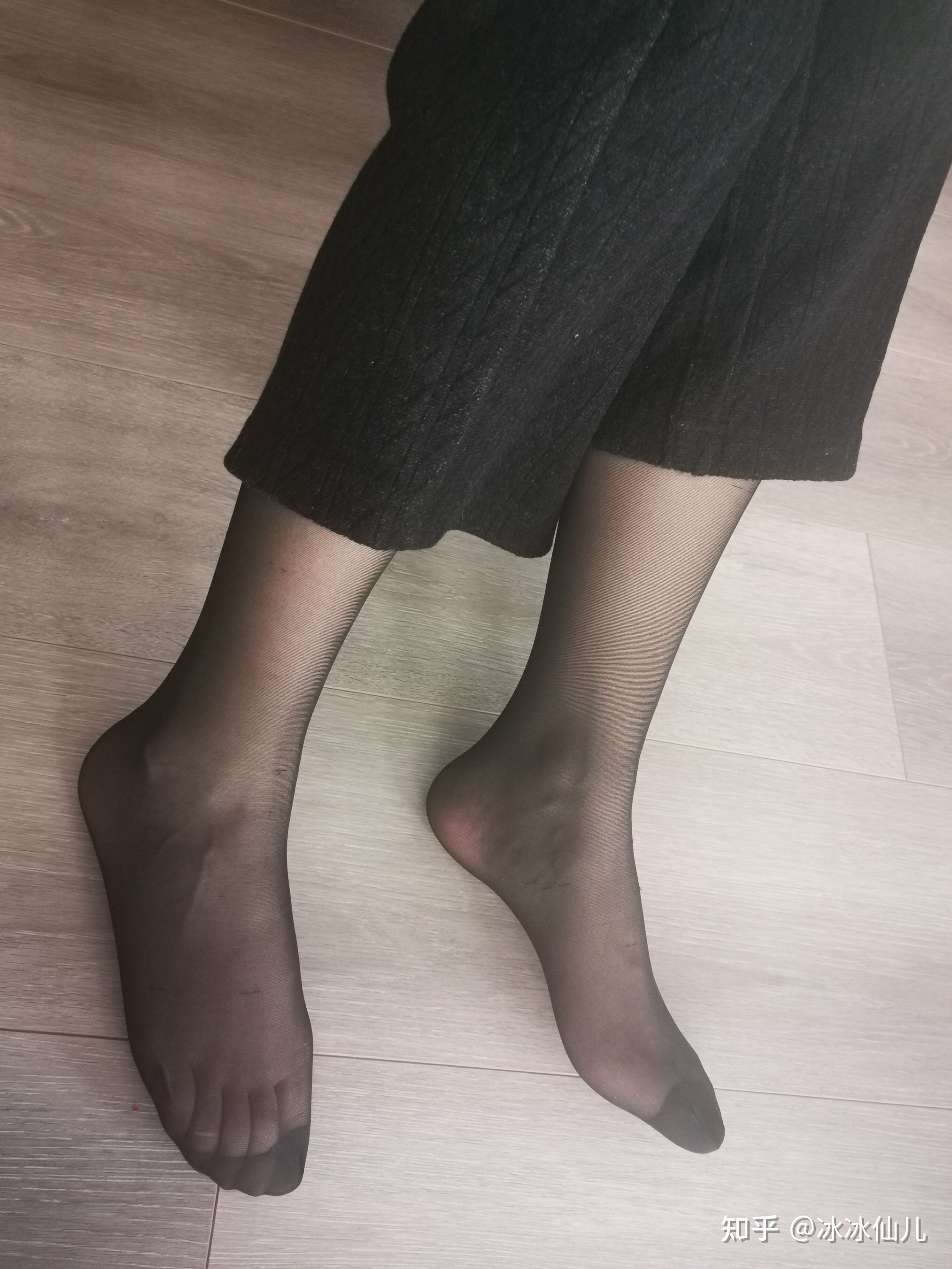 喜欢在裤子里面穿丝袜的女孩是什么心理?