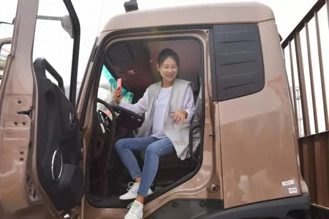 回顾90后美女开货车跑遍中国我开卡车养你你给我爱情就好