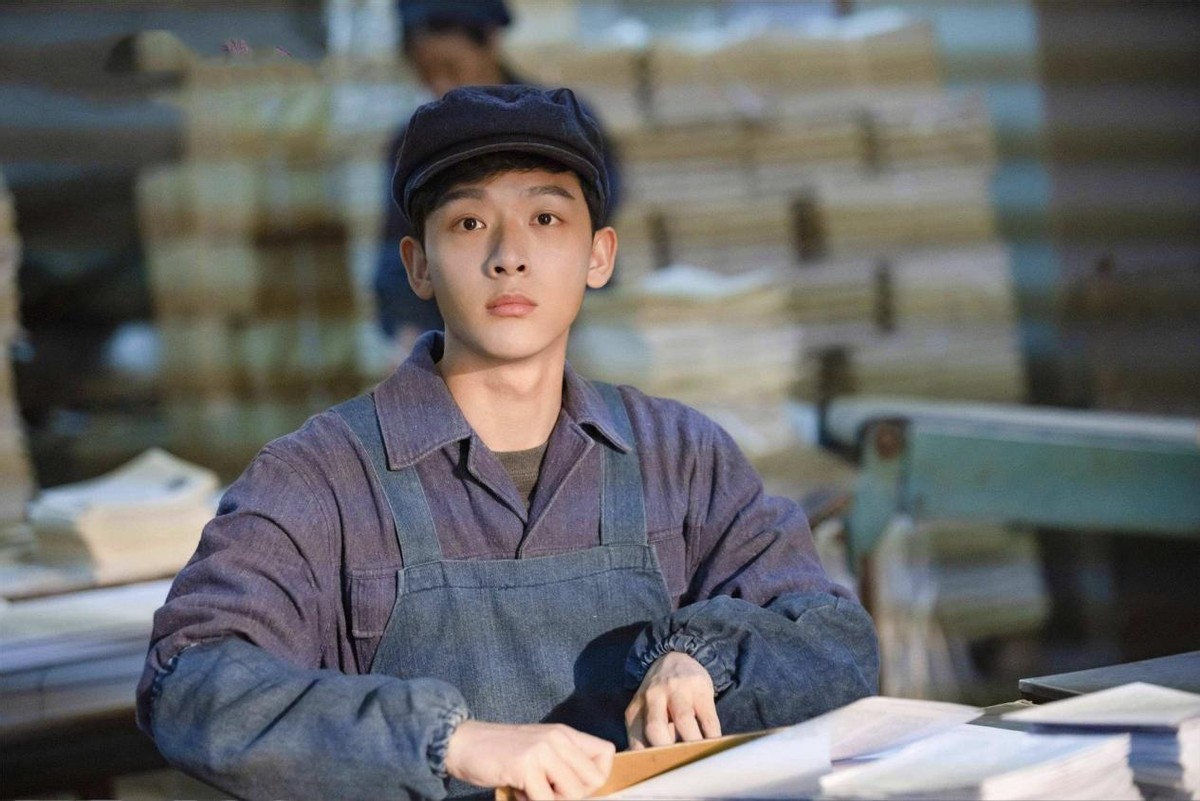 觉醒年代张晚意疑恋情曝光!深夜和白衣女子回家,挽手散步太甜蜜