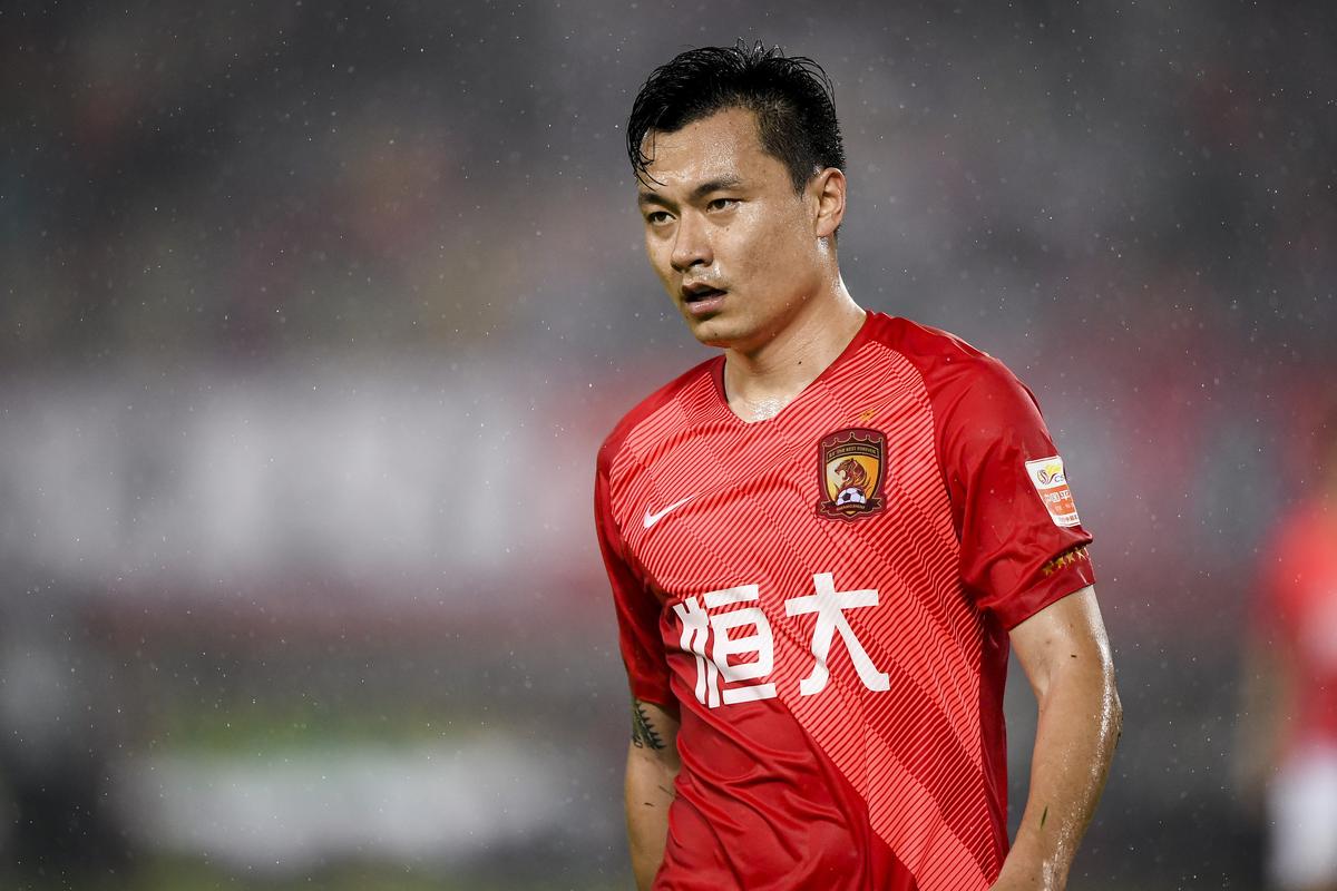 37岁郜林近况:恒大13冠功勋,妻子是深大校花,身材傲人韵味十足