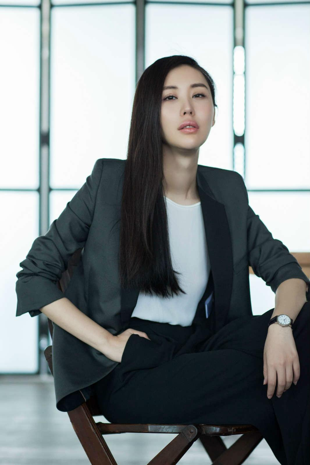 田朴珺不愧是"商圈女神",穿黑色深v长裙高挑时髦,美得太惹眼