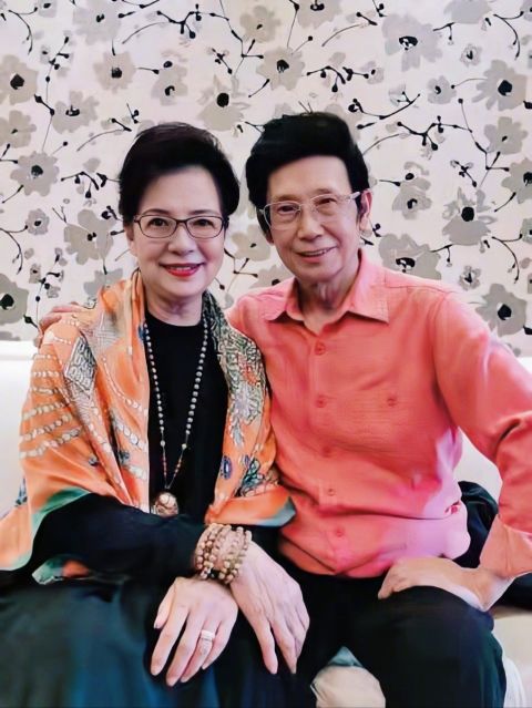 陈数重阳节晒父母合照 两人并肩合影画面温馨甜蜜