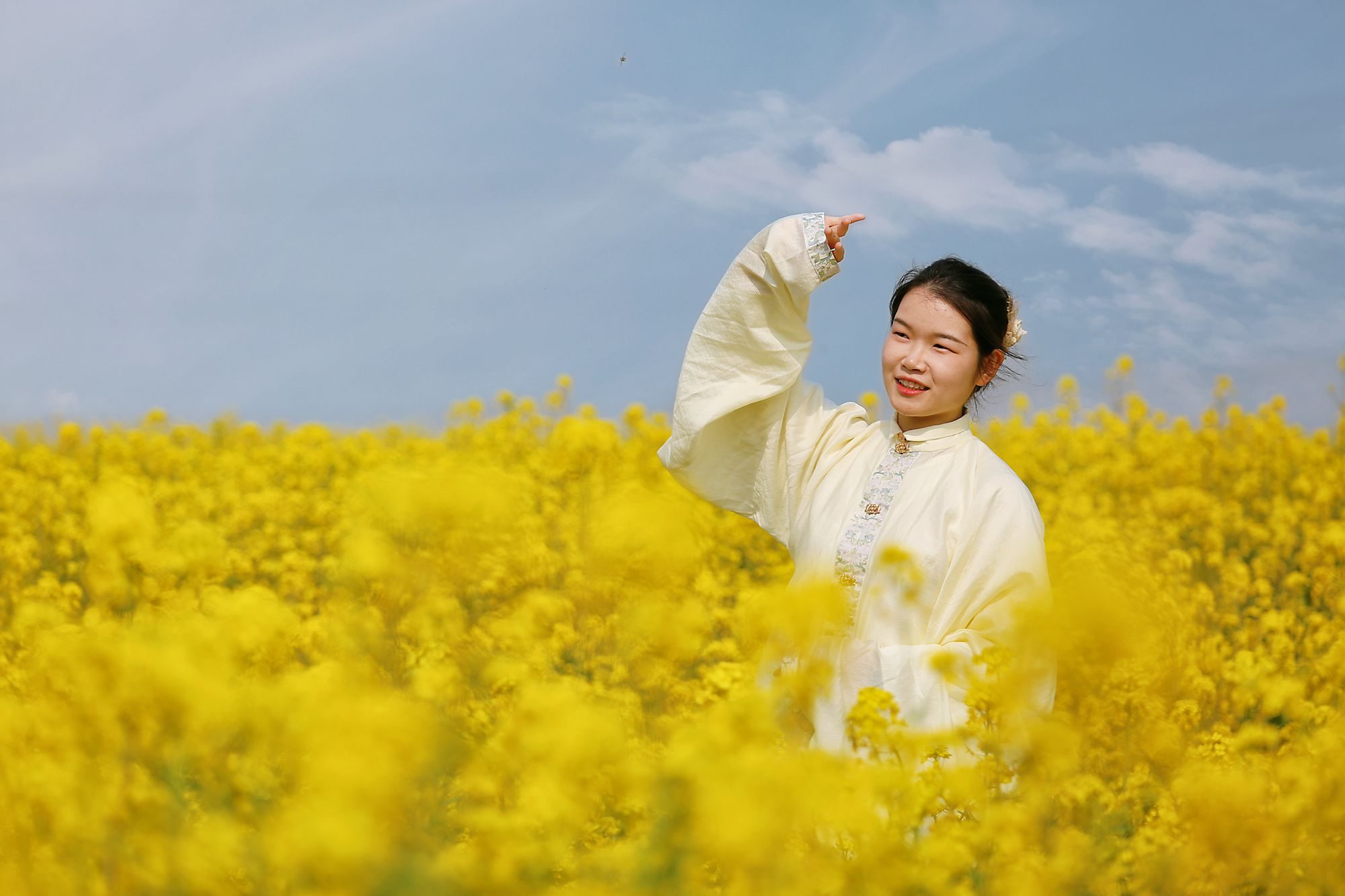 邢台金沙河万亩油菜花竞相开放,充满温馨和浪漫,吸引了众多游客