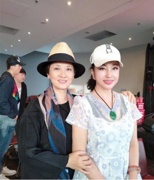邓婕近照曝光,穿印花外套气质出众,站起瞬间张国立眼神"亮"了