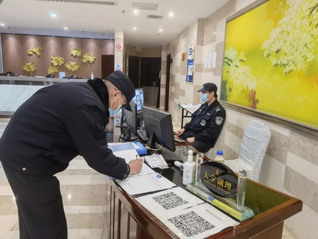 同心战疫定点隔离酒店里的值守民警狭小空间内的最美坚守