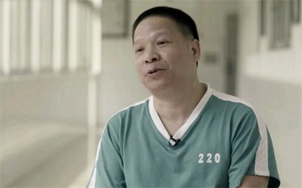前银行行长许超凡,贪污40亿怕被抓,让妻子与老外假结婚却弄成真