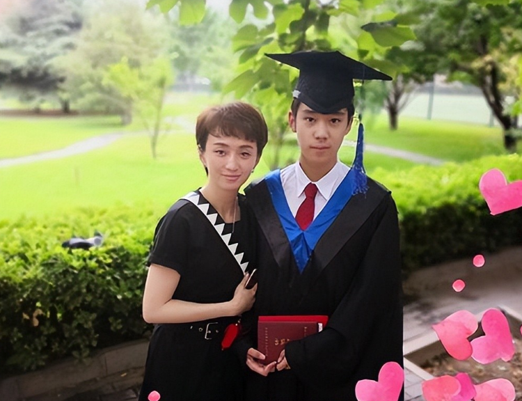何晴儿子中戏毕业!22岁高大帅气,许亚军携4婚妻子参加毕业礼