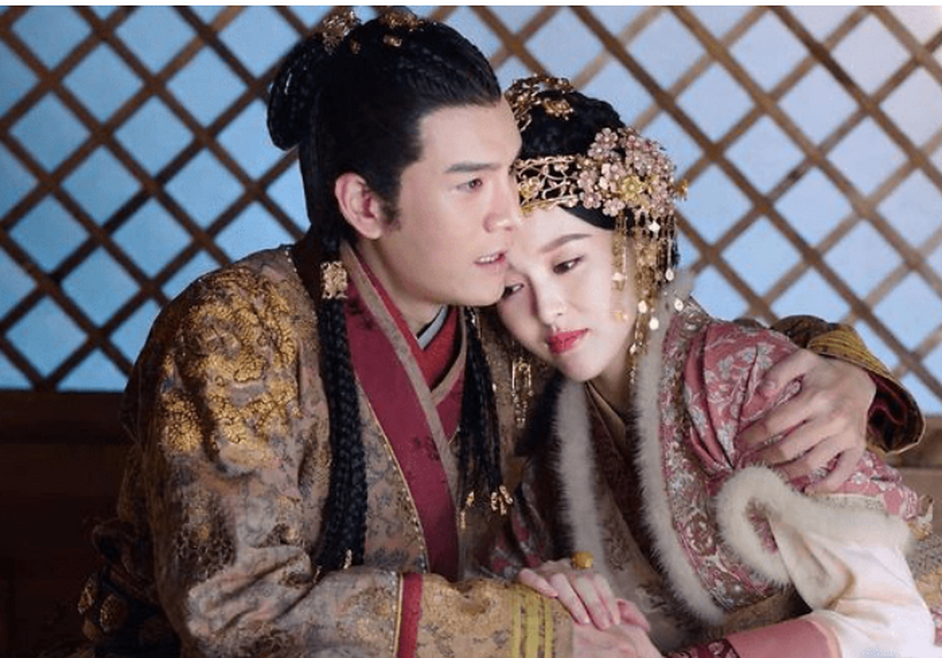 待两人议事完毕,萧燕燕突然抱住要离去的韩德让,将脸庞紧紧贴着男人的