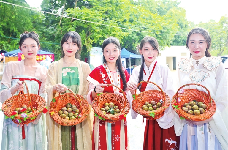 2023年连平县元善镇三华李采摘节暨古驿道徒步之旅举行