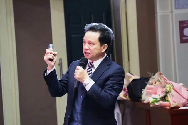 曾军良校长在高三成人礼上的讲话:成人的涵义是奋斗