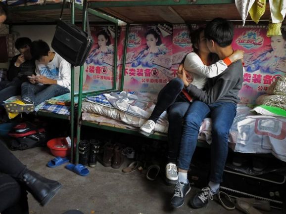 中学校长怒批中学生怀孕现象