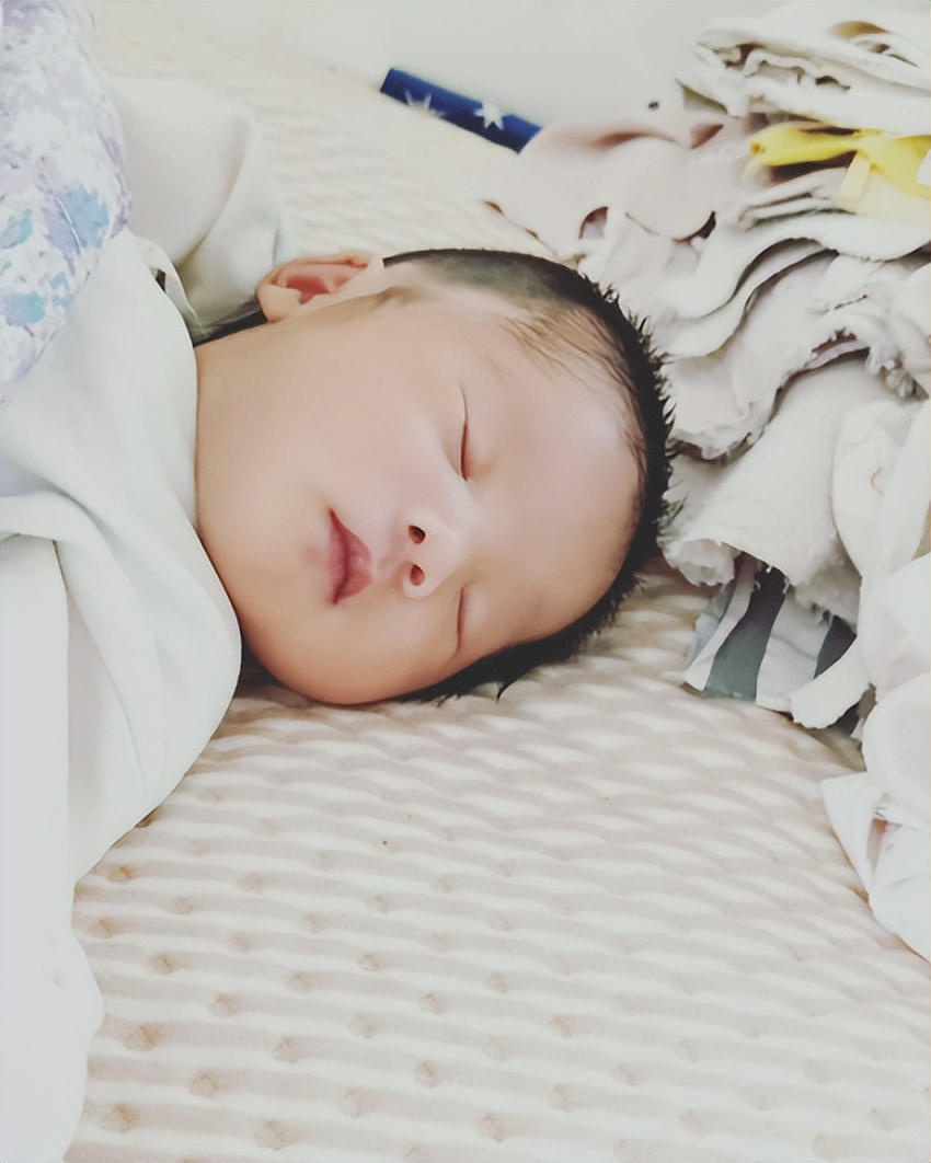 宝宝睡觉总出汗,并非是因为缺钙,家长做到这几点就能缓解