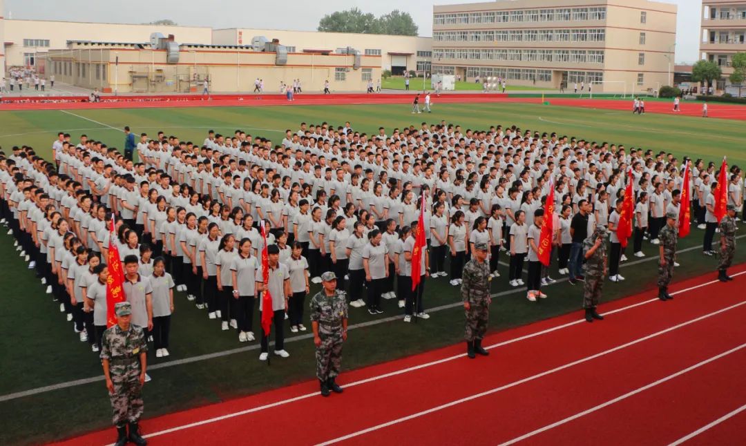 定远英华中学高中新生正在练习站军姿