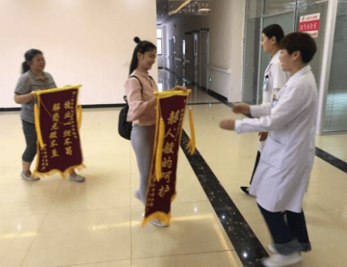 新野康复儿童家属送刘春红医生锦旗表谢意