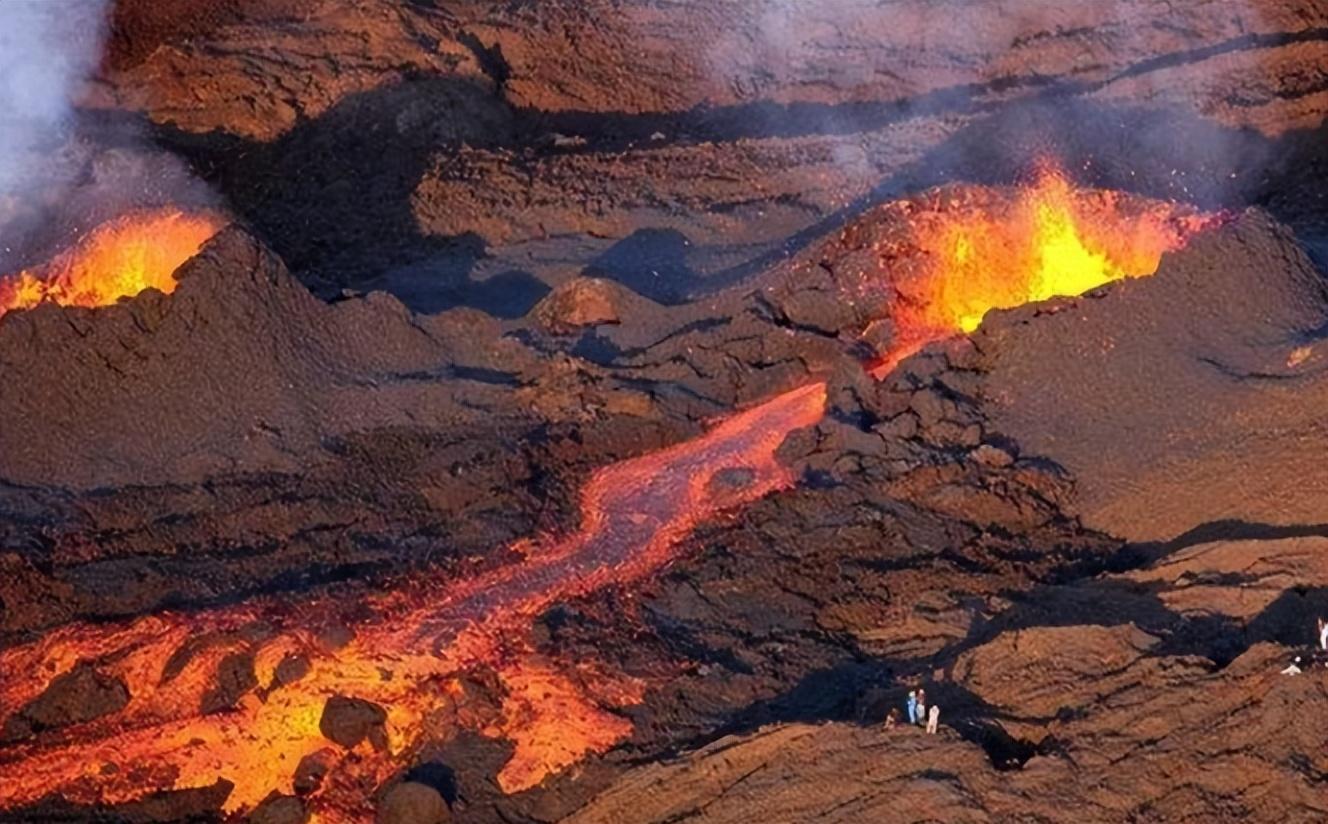 剛才提到的中脊的形成更多是由於火山活動造成的,雖然沒有火山口直接