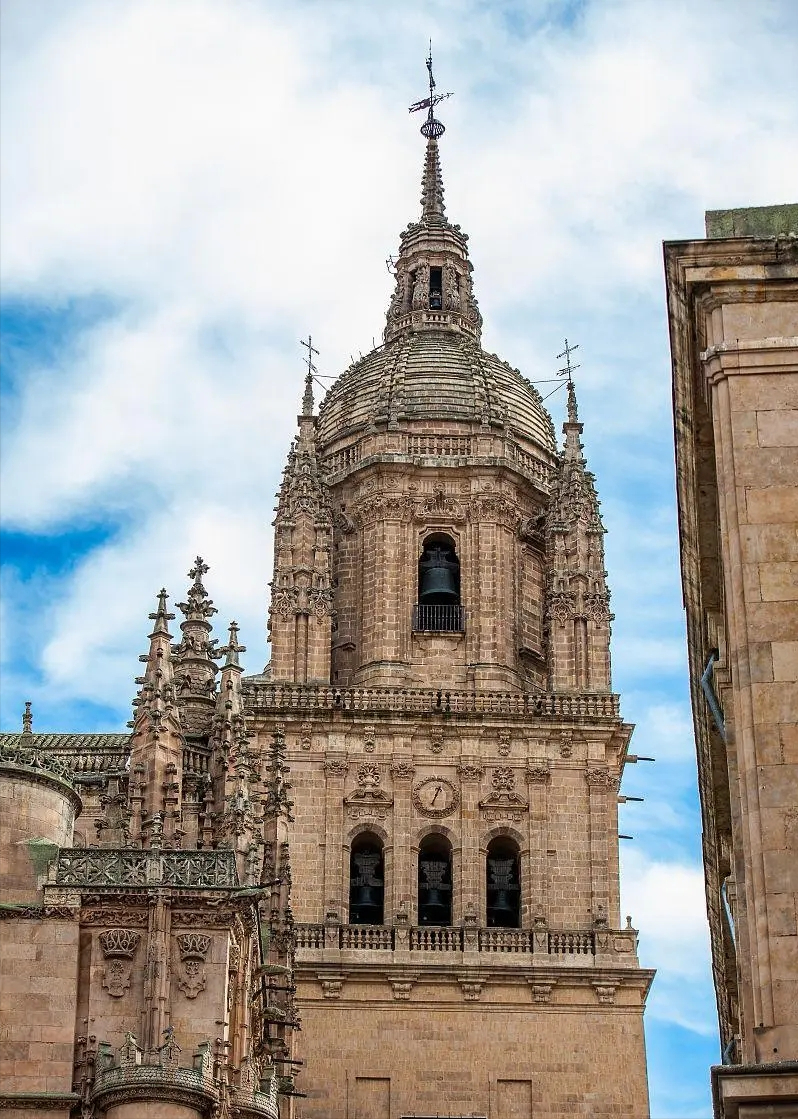 神秘的萨拉曼卡大教堂:16世纪的宇航员雕塑与魔鬼建筑师的传说