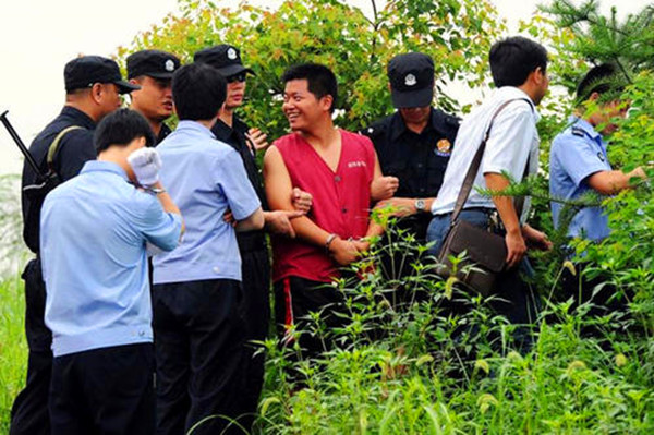 广东"笑面杀手"落网记:男子生意失败,劫杀情侣,枪杀交警