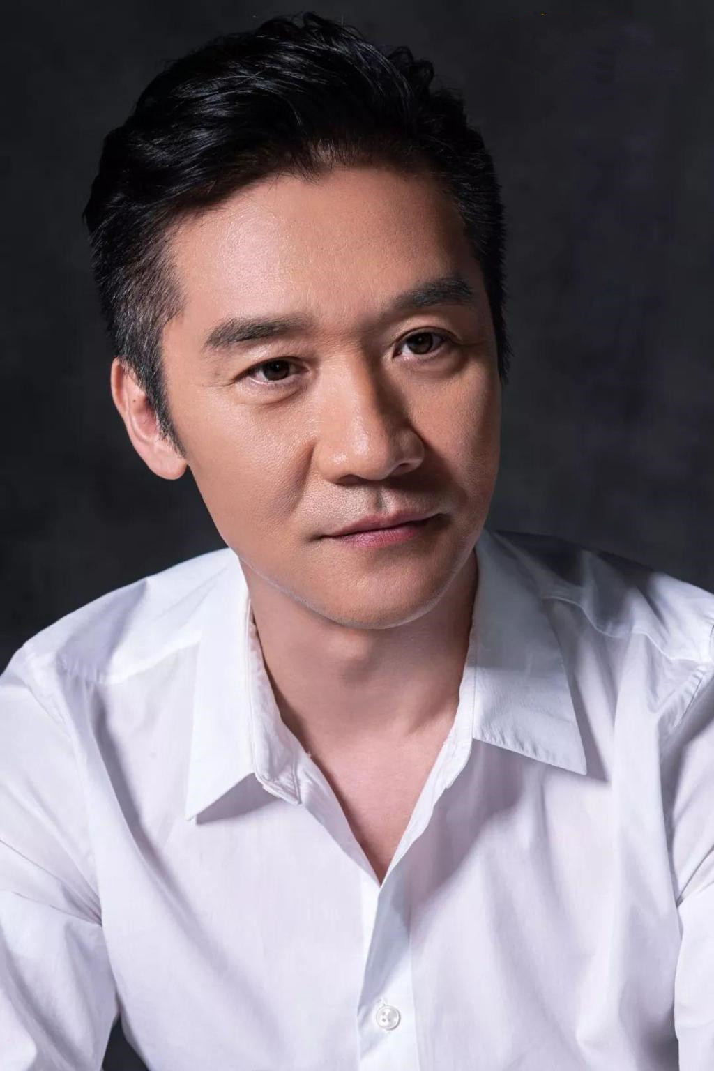 老戏骨黄志忠吴刚罕见聚会,临别时握手拥抱感情好