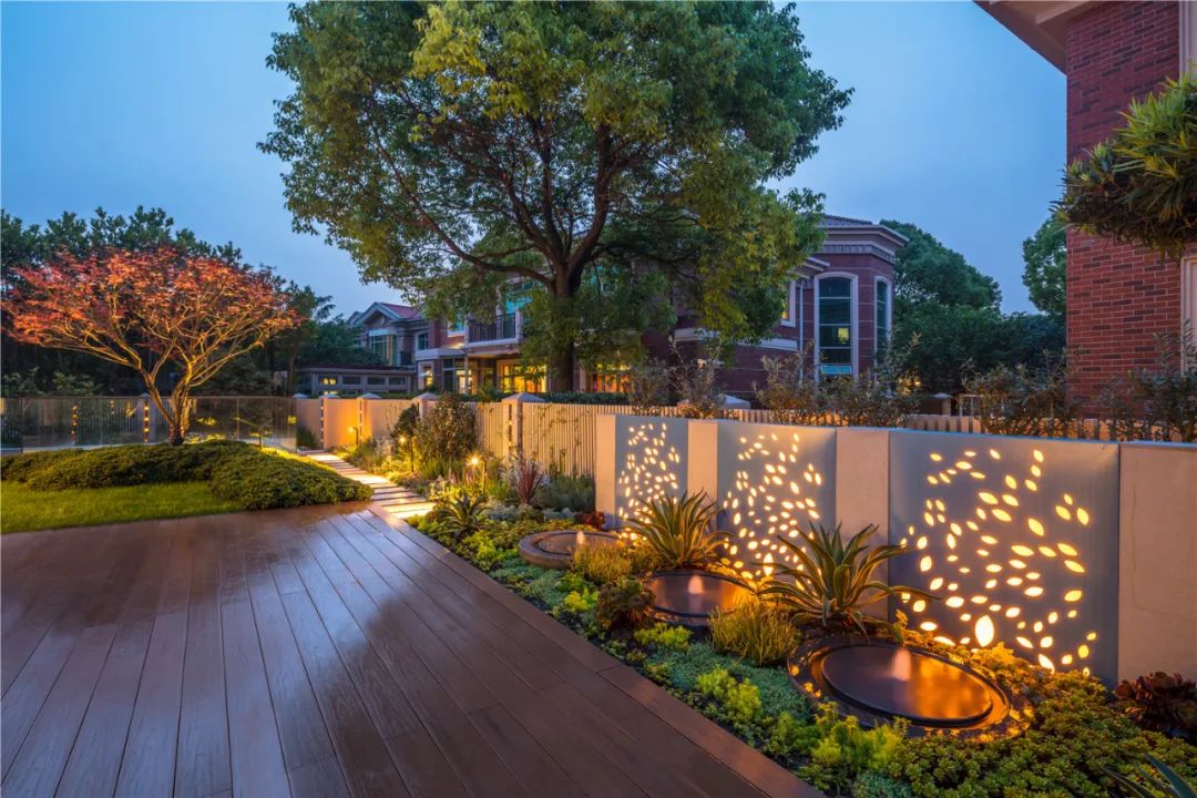 700平米北美风花园,巧借灯光与植物,打造温馨浪漫之感