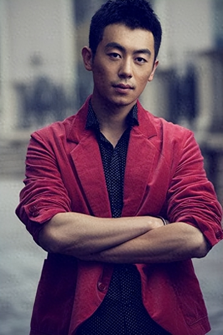 不能否认,朱亚文过去确实取得了一定的演艺成就,他的作品受到了广泛的