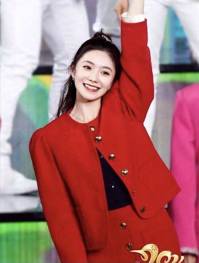 张小斐春晚毛衣(张小斐春晚毛衣搭配)