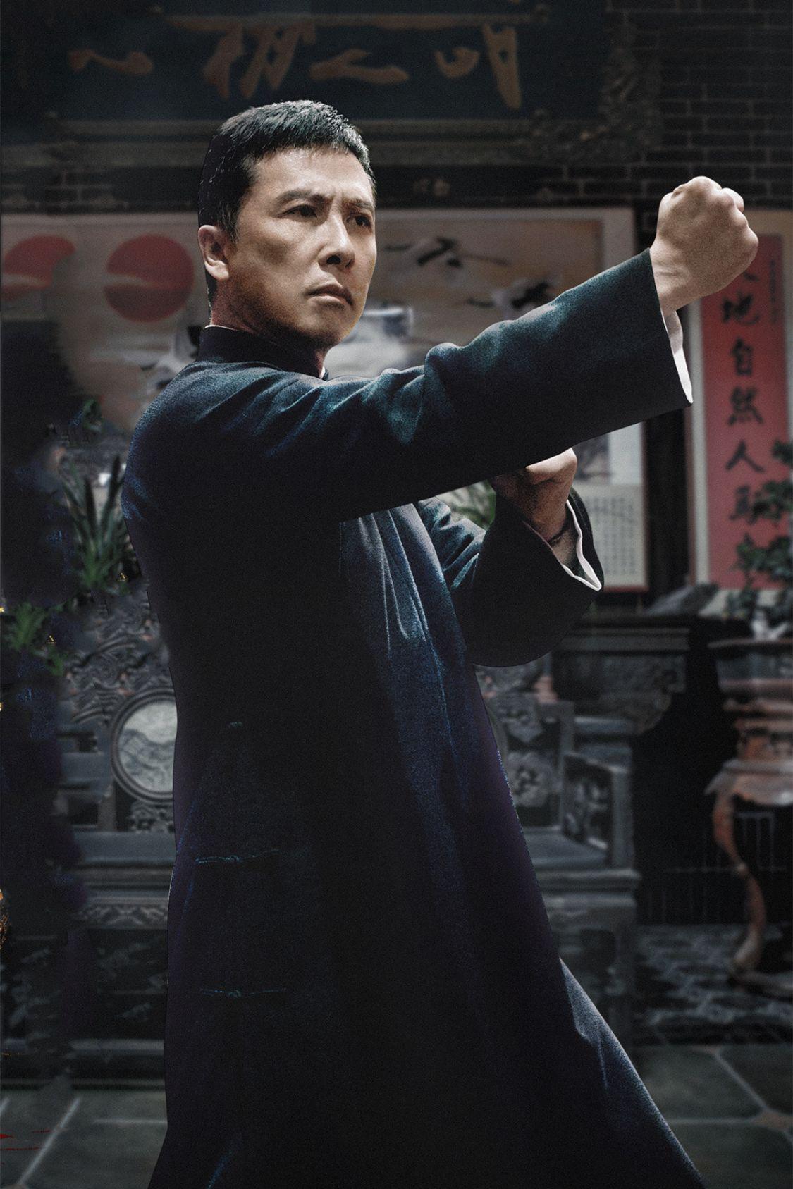 严重违背历史的影片,叶问压根就没出过国,更不可能和美国佬决斗