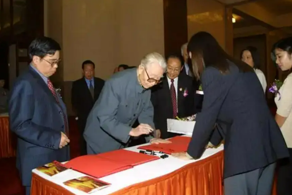 郑天翔:首任包头市长,官至最高法院长,曾被关押7年,享年99岁