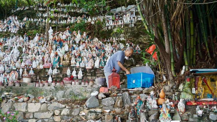 悬崖边废弃的4000尊神像,这个人守了30年