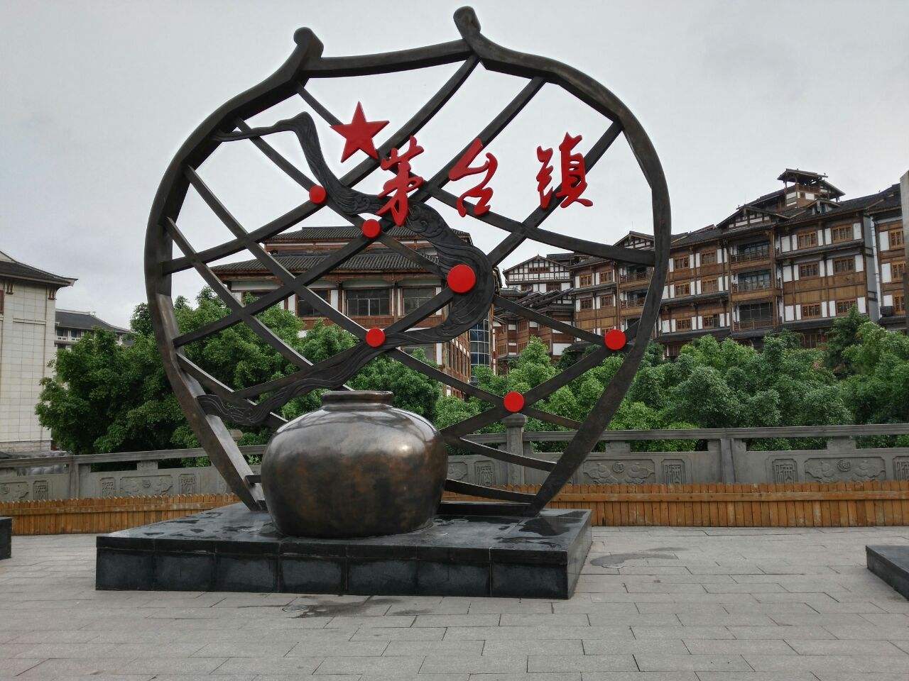 贵州有一奇葩建筑,本身高度有30米,有"天下第一瓶"之称