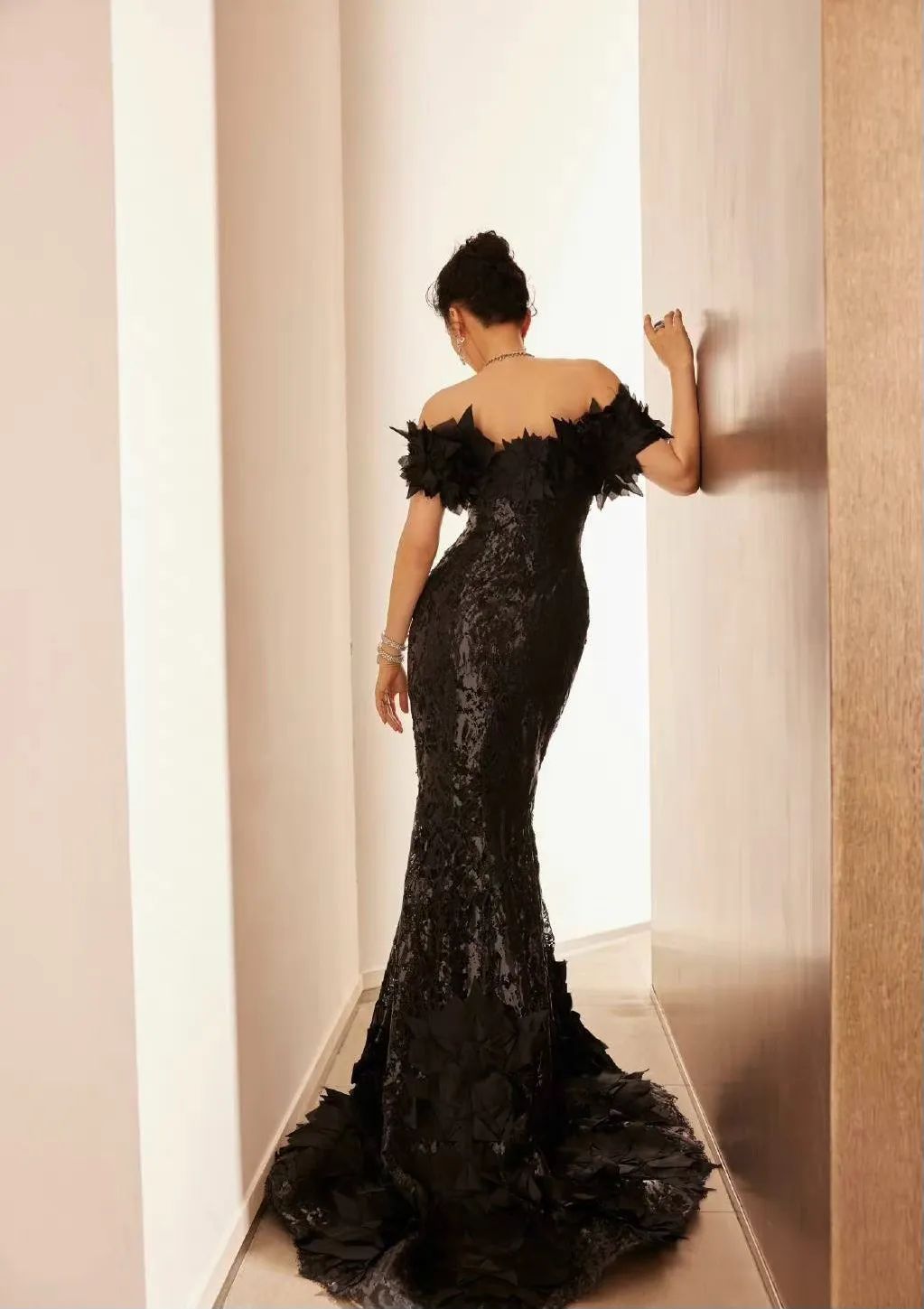 53岁许晴翘臀上热搜!年过半百,为何依旧那么性感?