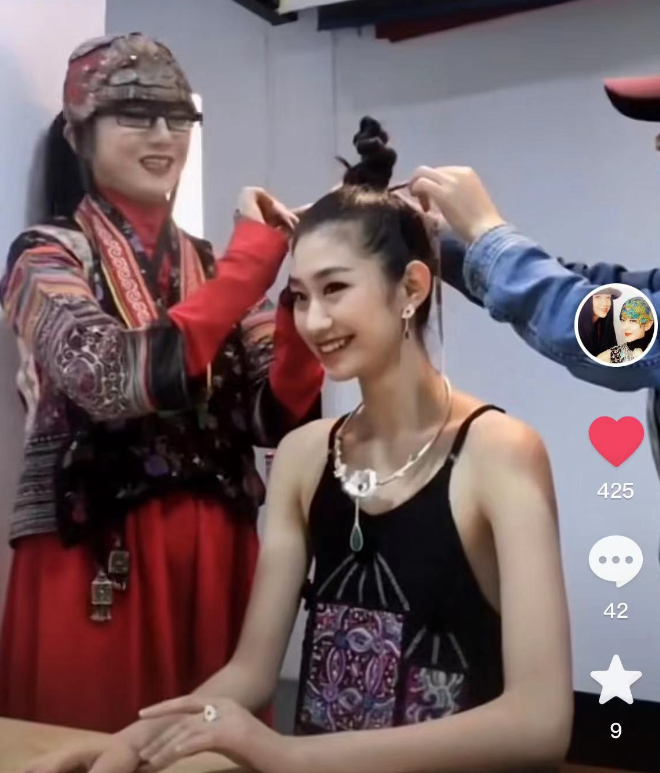 杨丽萍为陈白兔亲自打扮,网友猜测她是舞蹈接班人,两人亲密无间