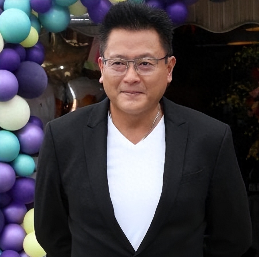 但谁能想到,几年之后的魏骏杰竟摇身一变沦为一介脸庞硕大,身