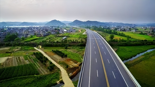 g320公路经上海,嘉兴,杭州的时候,这里的景色是最美的,这让公路变得