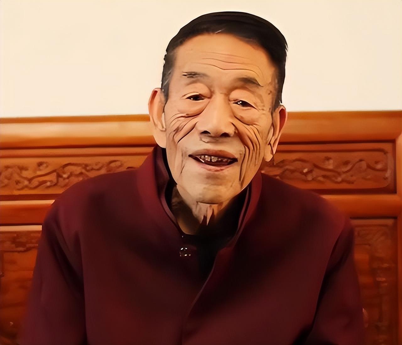 91岁杨少华被曝时日无多!面色发黑骨瘦如柴,插满管子靠仪器维持
