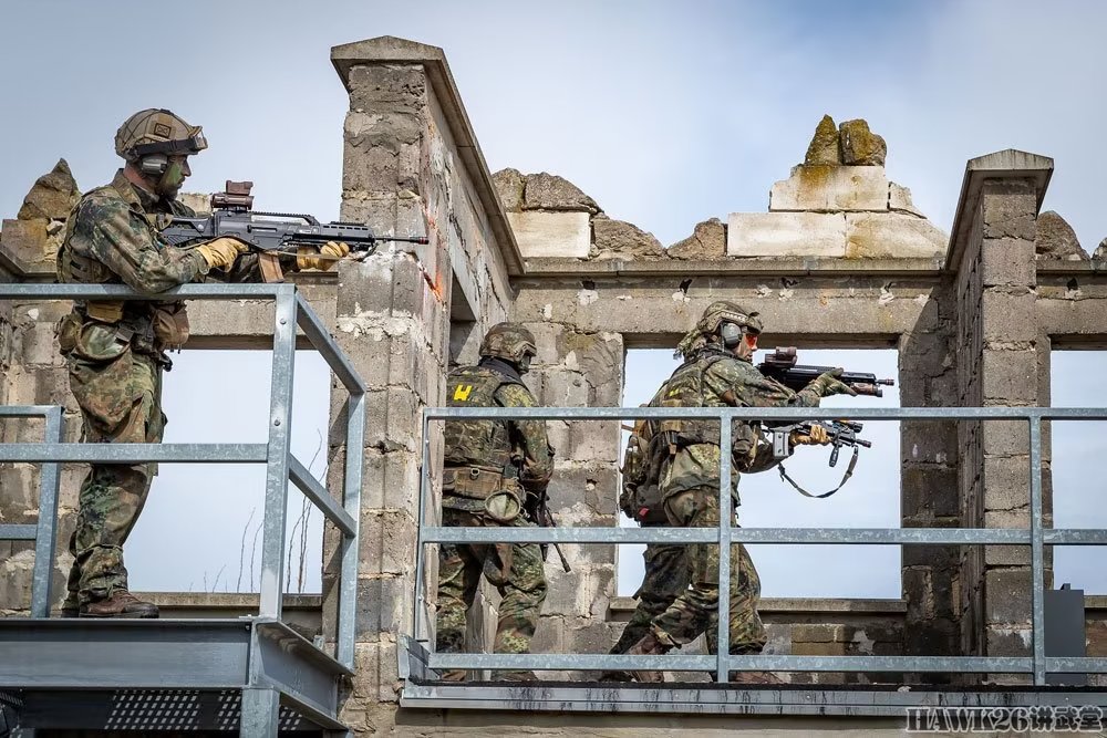 德军装甲掷弹兵进行巷战训练 使用g36a3步枪 根据战术安装附件