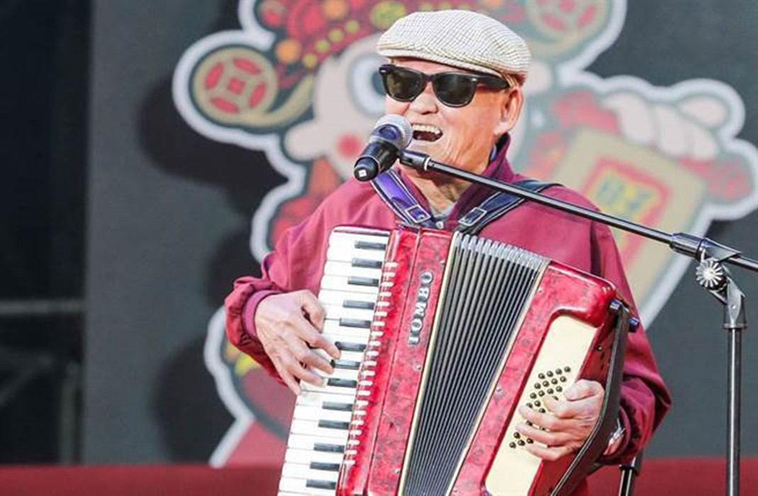 73岁残障歌手李炳辉街头流浪,举纸牌向路人乞讨,衣着单薄太憔悴