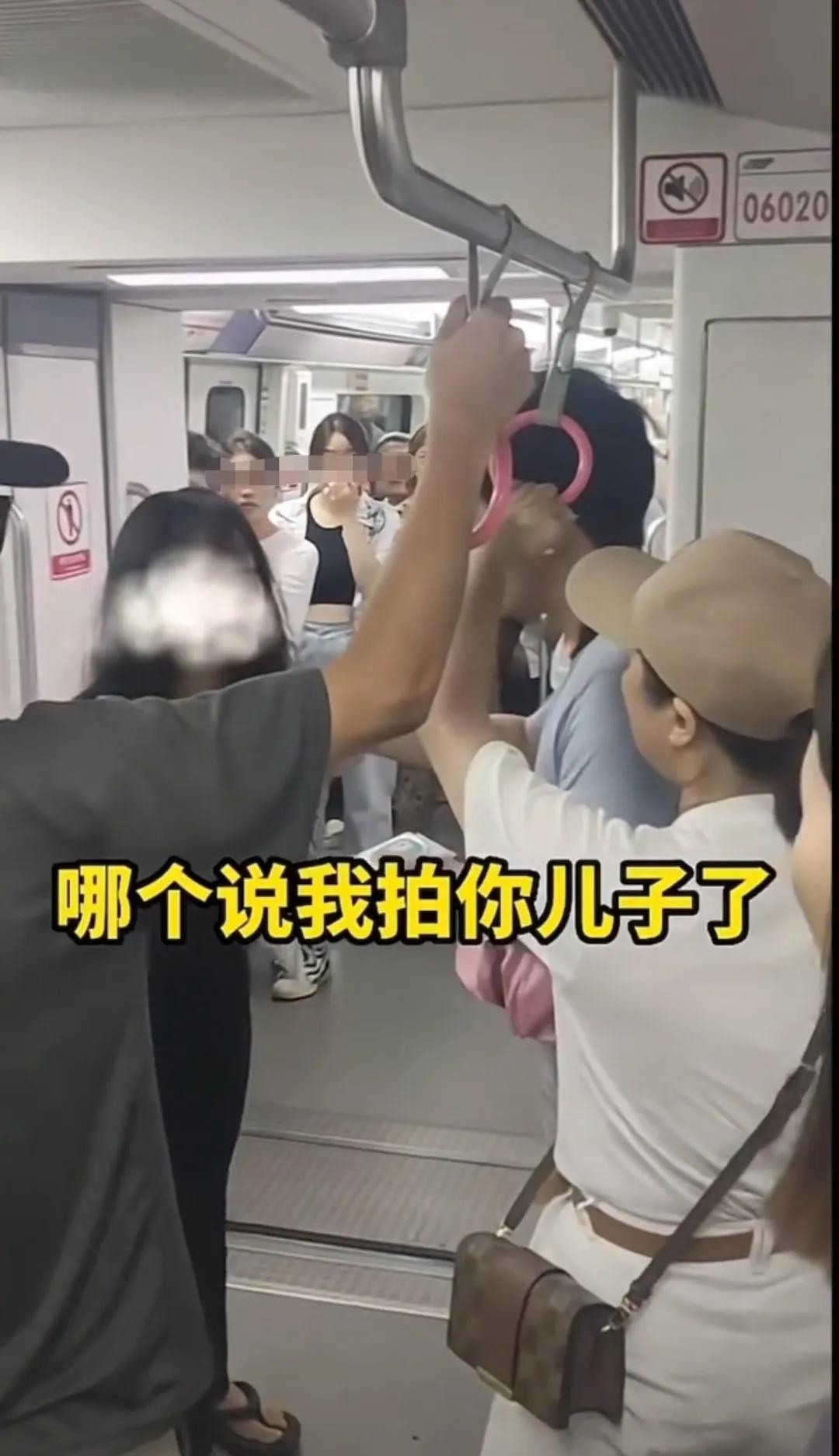 大妈怀疑女子偷拍儿子将对方头砸破还问我儿子长得好不好看