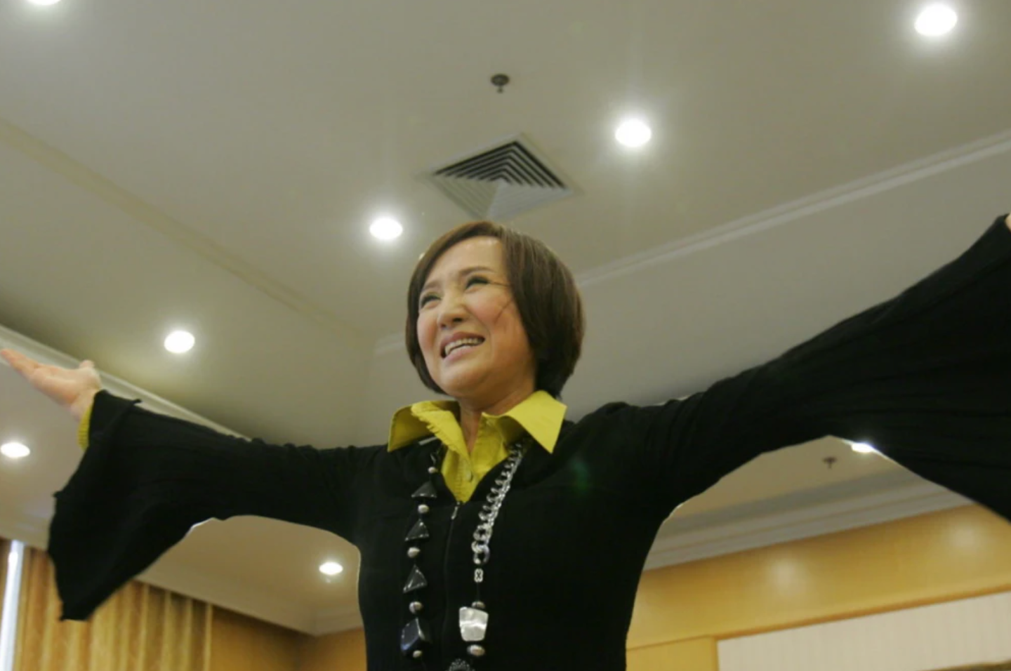 歌手郑绪岚:因婚姻放弃事业,远嫁美国变落寞,如今过得怎样了?