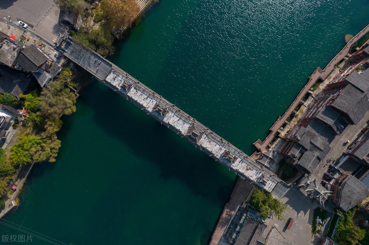 航拍的下司古镇,宛如一颗璀璨的明珠,静静地坐落在贵州省凯里市