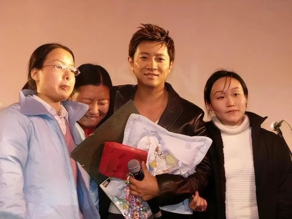 巅峰时期,罗旭中曾与毛宁,解晓东和林依轮,并称"内地歌坛四大天王".