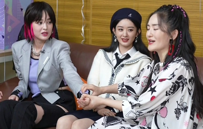 直播间崩了!谢娜赵丽颖何炅互动,60余万粉丝捧场,人气高到卡屏